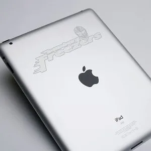 iPad graviranje logotipa iPad graviranje logotipa