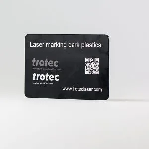 Visokokontrastna laserska oznaka na temni plastiki